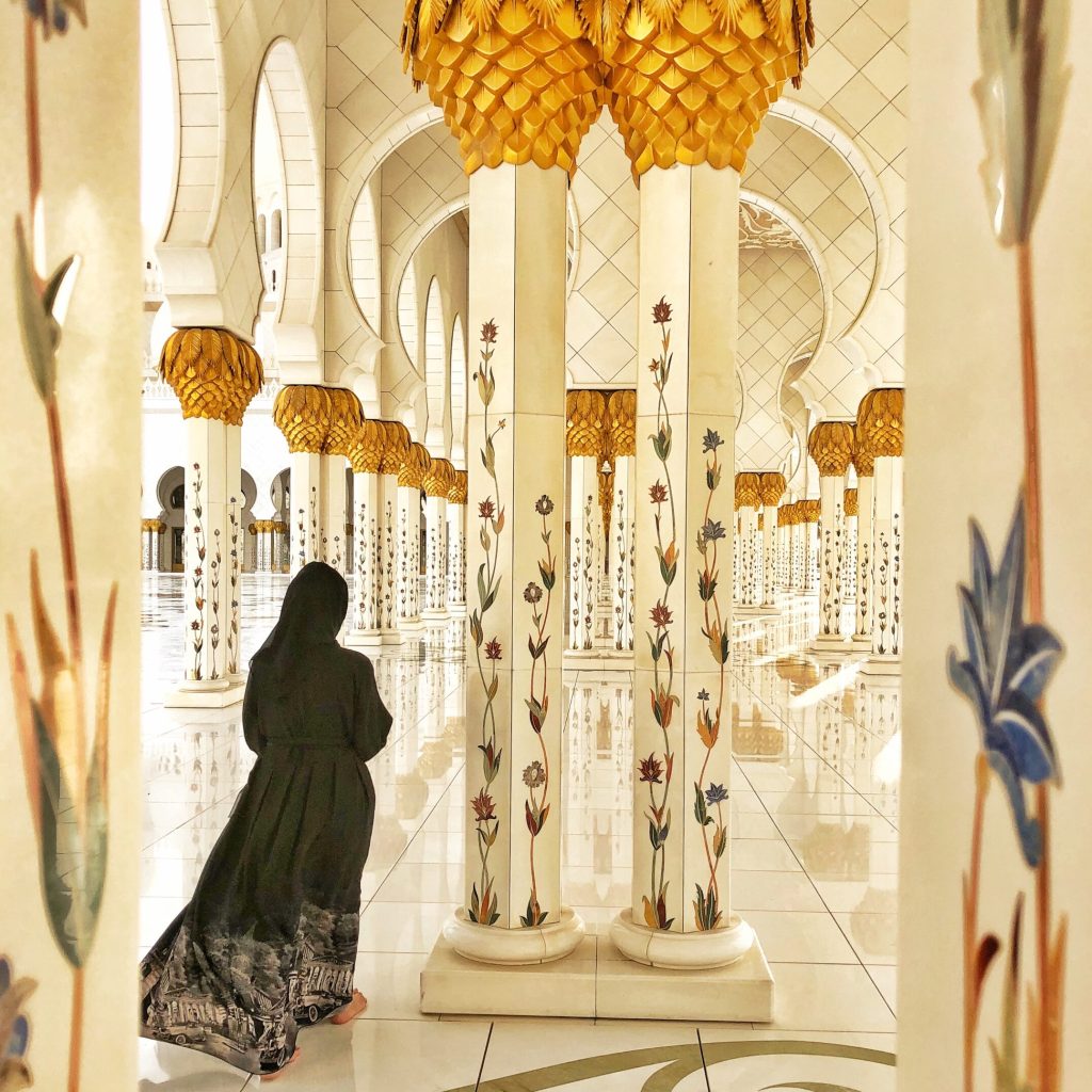 a-woman-walks-in-mosque-hallway-2026-01-09-00-41-18-utc