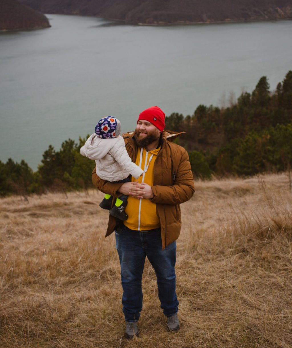 daddy-and-daughter-on-the-nature-beautiful-backgro-2026-01-06-09-55-00-utc